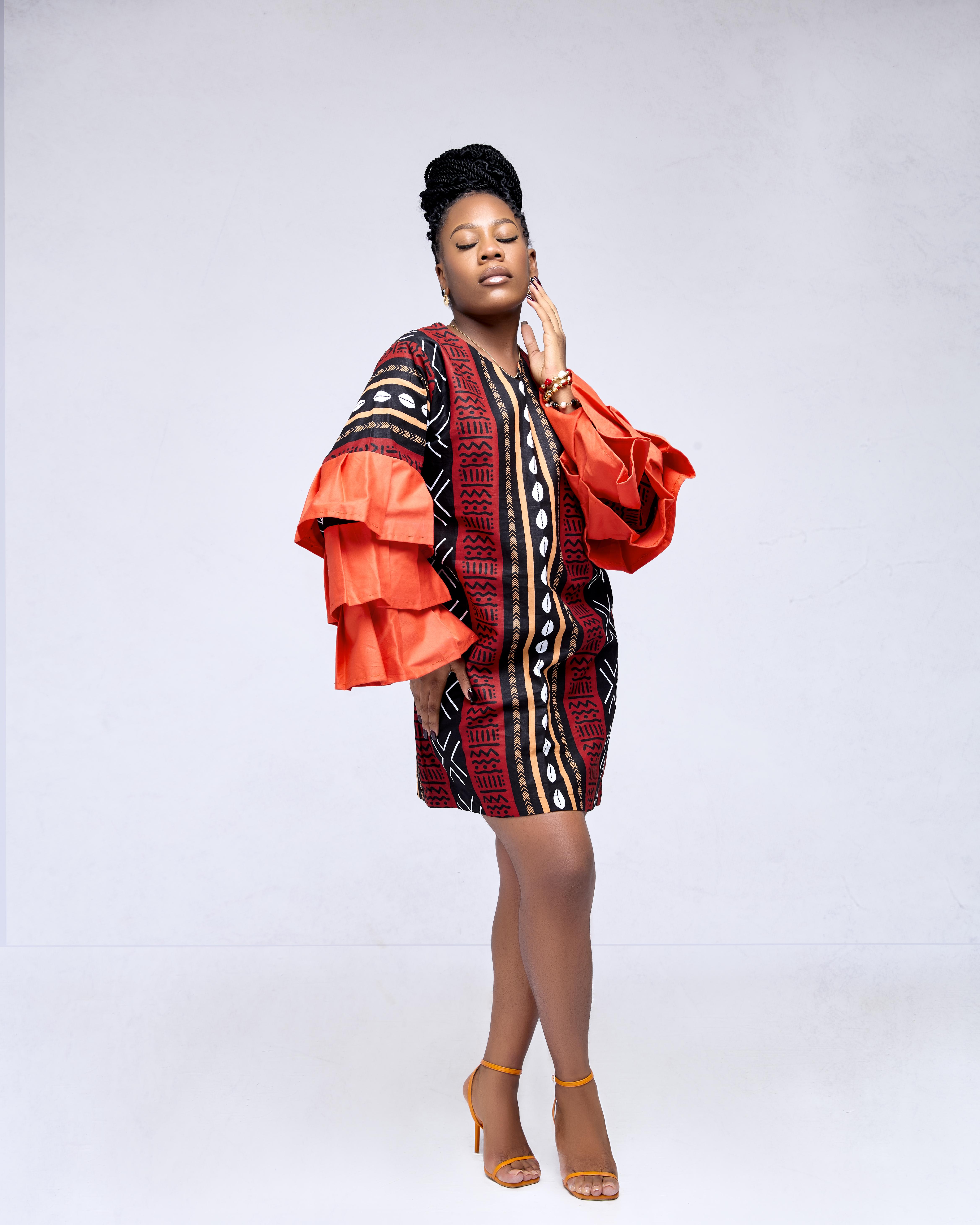 Kaelys Rise — Robe courte bogolan & manches origami